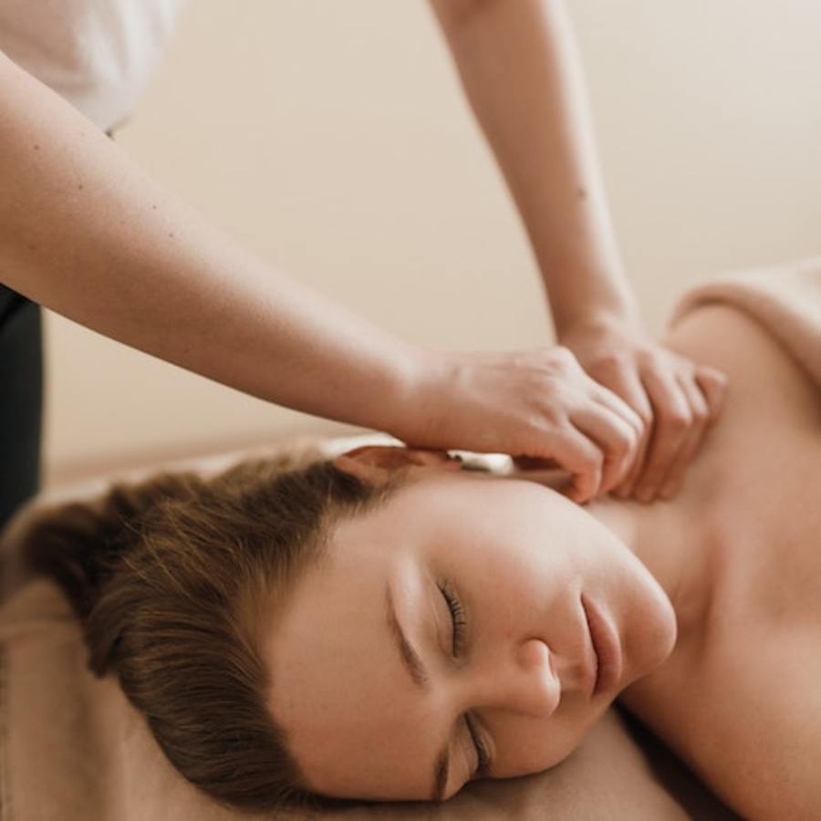 Massages - Head, Face Massage, Neck & Shoulders 